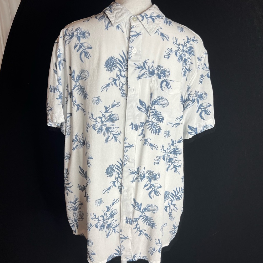 Mens Lee floral button down. Size large. Good condition